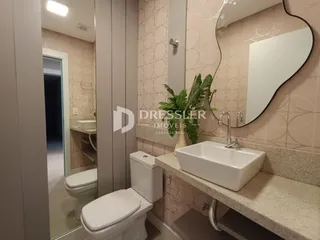 Foto de um banheiro com pia e vaso sanitário em um imóvel no Brasil.