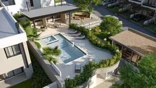 Vista externa de uma residência com piscina e jardim em Lajeado.