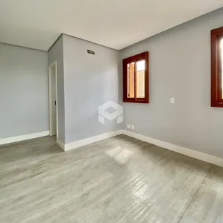 Interior de um cômodo com paredes cinzas e piso claro.