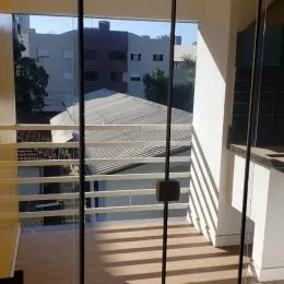 Vista externa de um terraço com grade de metal.