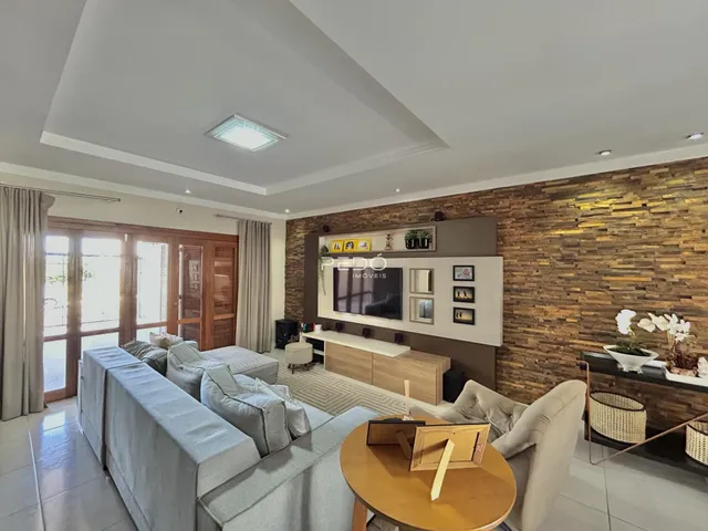Sala de estar moderna com sofá e decoração de parede de madeira.