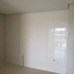 Foto de um interior simples com paredes brancas.
