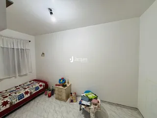 Quarto com cama e janela em ambiente interno.