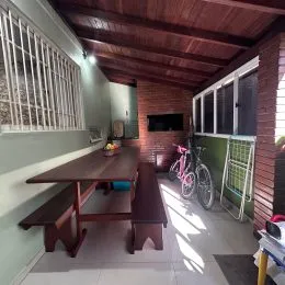 Foto de um ambiente interno com mesa de madeira e forro de madeira.
