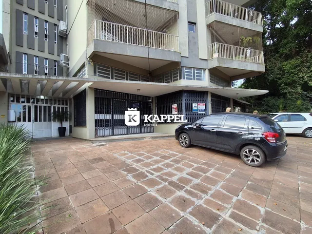 Fachada de um prédio residencial em Lajeado, Brasil, com área de estacionamento pavimentada.