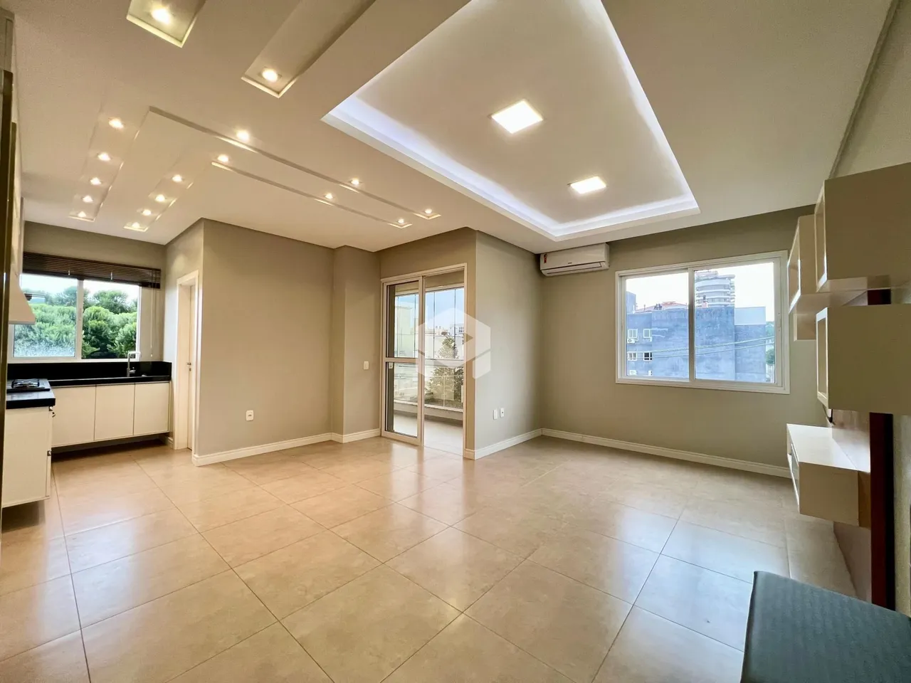 Esta é uma sala de estar com piso de cerâmica clara e iluminação embutida.