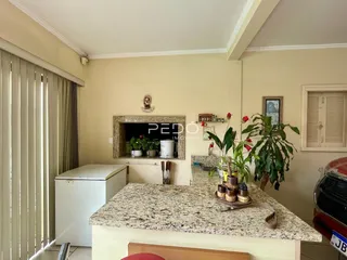 Vista da cozinha com bancada de granito e nicho decorativo em imóvel no Brasil.