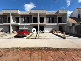 Fachada de uma casa moderna em Lajeado, Brasil, com área externa em frente.
