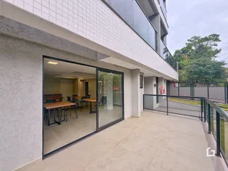 Vista da fachada de um apartamento em Lajeado, Brasil, com uma área externa e portas de vidro.
