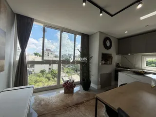 Sala de estar com grandes janelas que oferecem uma vista da paisagem.
