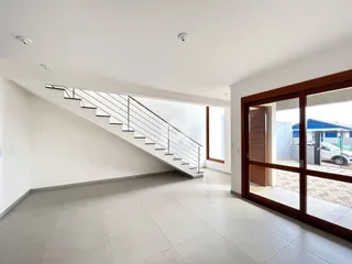 Vista de um hall com escadaria moderna em um imóvel em Lajeado.