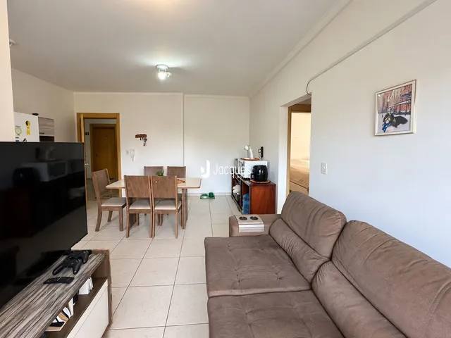 Sala de estar e jantar com piso de cerâmica e sofá.