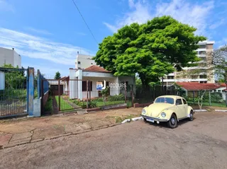 Vista da fachada de uma residência em Lajeado, Brasil, com um carro estacionado na frente.
