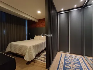 Quarto com cama e decoração em ambiente moderno.