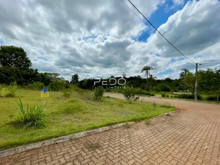 Vista externa de um terreno gramado com caminho de tijolos em Lajeado.