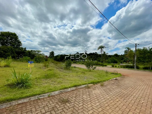 Vista externa de um terreno gramado com caminho de tijolos em Lajeado.