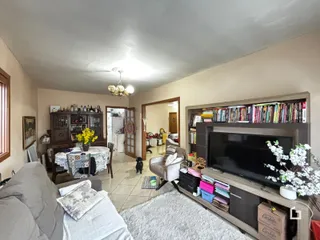 Sala de estar com móveis de madeira e televisão em um imóvel no Brasil.