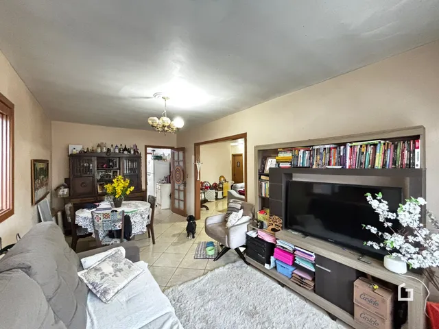 Sala de estar com móveis de madeira e televisão em um imóvel no Brasil.