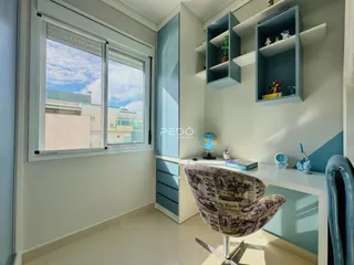 Uma sala de estar clara com grande janela de vista para a paisagem.