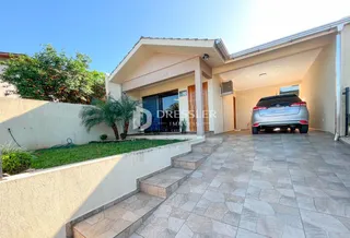 Fachada de uma residência em Lajeado, Brasil, com área coberta e piso de cerâmica.