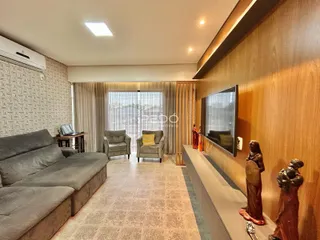 Sala de estar com sofá e decoração em um imóvel no Brasil.
