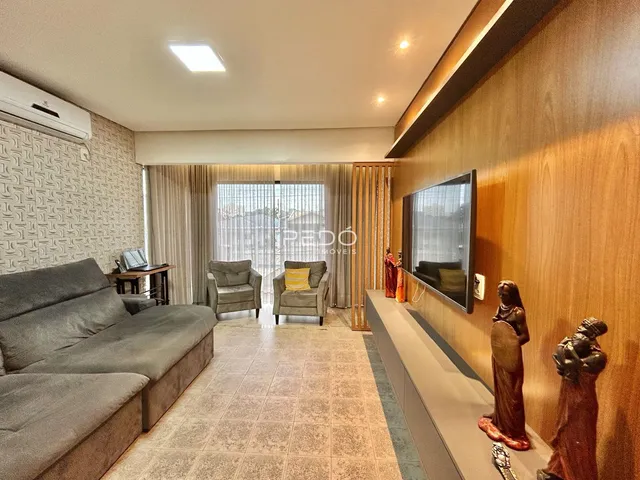 Sala de estar com sofá e decoração em um imóvel no Brasil.