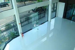 Vista interna de um ambiente com piso branco e acesso a uma varanda.