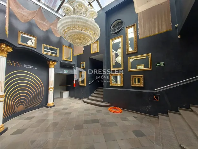 Hall de entrada com decoração dourada em um imóvel.