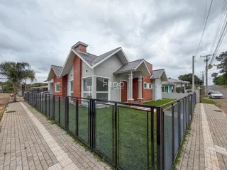 Foto da fachada de uma casa em Lajeado, Brasil, com cerca de metal.