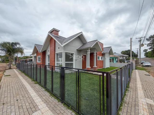 Foto da fachada de uma casa em Lajeado, Brasil, com cerca de metal.