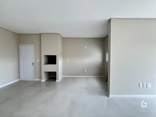 Ambiente interno de uma sala com paredes claras e piso de cerâmica.