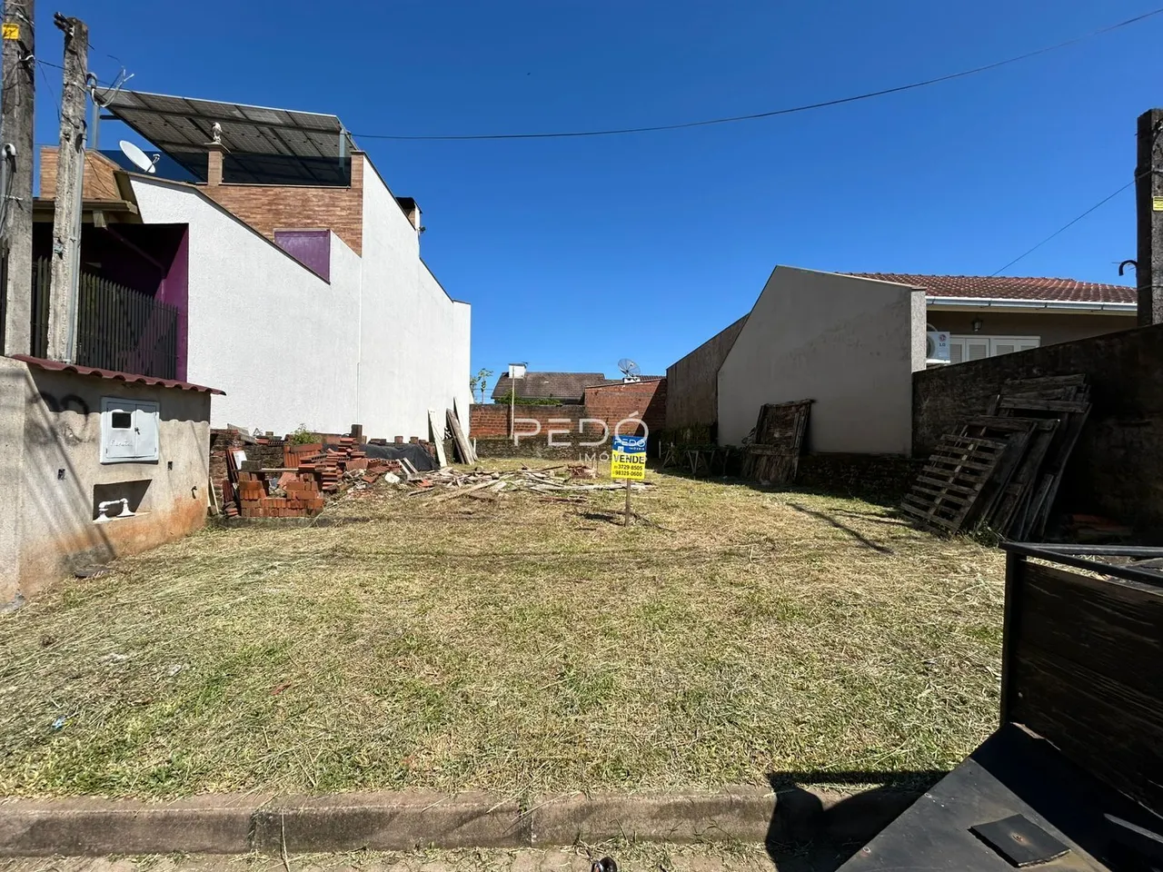 Fachada de uma residência em Lajeado, Brasil, com um grande gramado na frente.
