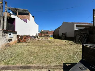 Fachada de uma residência em Lajeado, Brasil, com um grande gramado na frente.