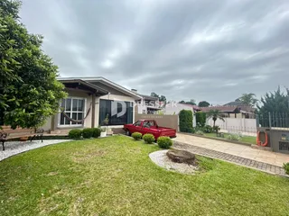 Fachada de uma residência em Lajeado, Brasil, com jardim e gramado.