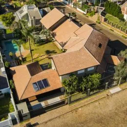 Vista aérea da casa em Lajeado, mostrando o telhado e o entorno com área verde.