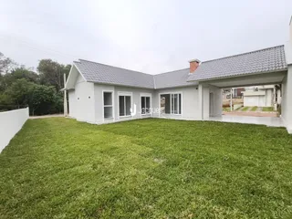 Fachada de uma casa em Lajeado, Brasil, com jardim gramado na frente.