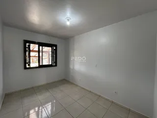 Sala de estar com piso de cerâmica e janela.