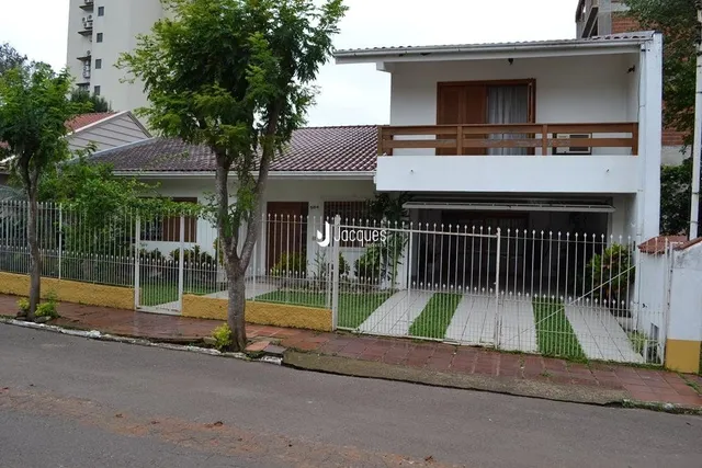 Fachada de uma casa em Lajeado, Brasil, com cerca de metal.