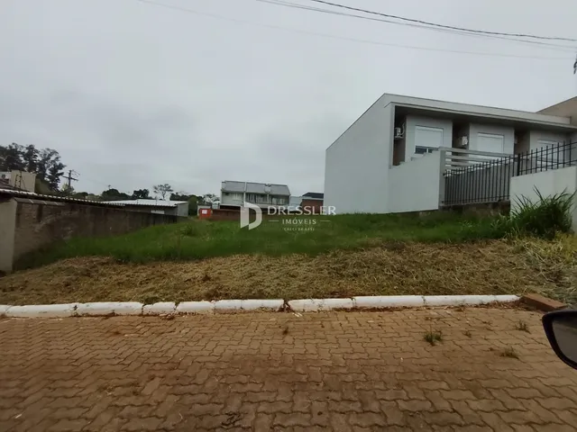 Vista externa de uma residência em Lajeado, Brasil, com cerca e vegetação seca.