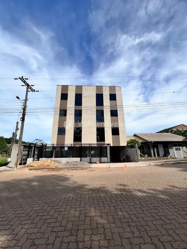 Fachada de um prédio em construção em Lajeado, Brasil.