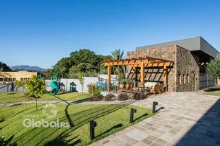 Vista externa de uma residência com jardim e área gourmet em Lajeado, Brasil.