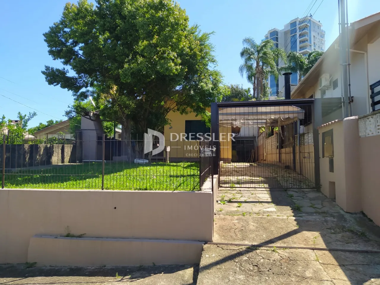 Vista externa de uma propriedade com cerca e portão em Lajeado.