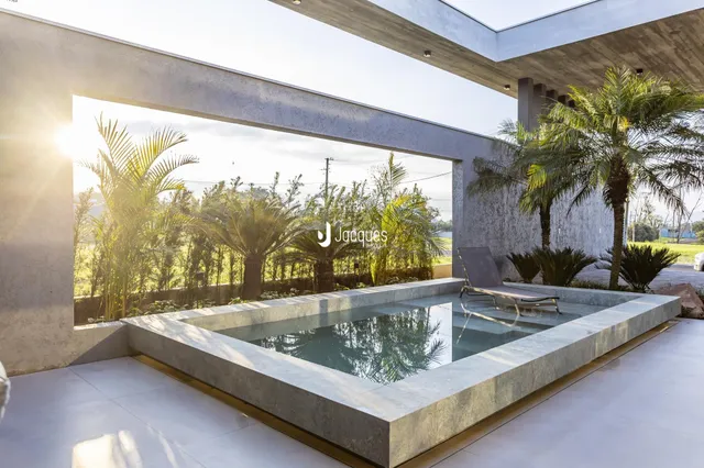 Vista de uma piscina externa em uma propriedade em Lajeado, Brasil.