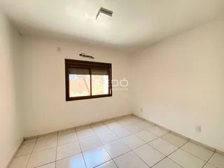 Foto de um cômodo interno com piso de cerâmica e janela.