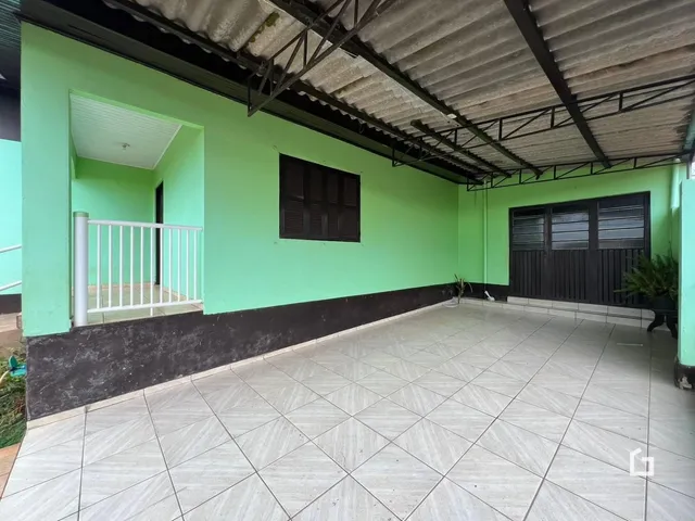Vista interna de um espaço com piso de cerâmica e varanda.