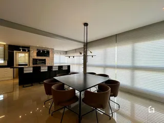 Sala de jantar com mesa de jantar em ambiente moderno.