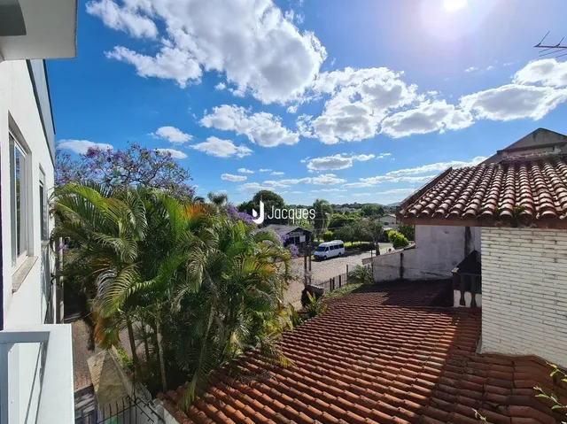 Vista da fachada de uma propriedade com telhado de telhas vermelhas.