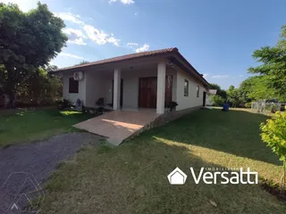 Fachada de uma residência com jardim gramado em Lajeado, Brasil.