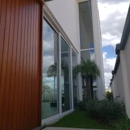 Fachada moderna de um imóvel com grandes janelas de vidro em Lajeado, Brasil.