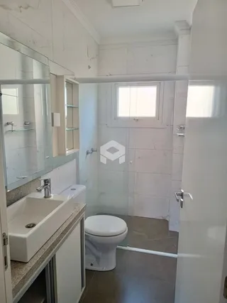 Foto de um banheiro interno com box de vidro e pia.